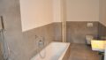Badezimmer mit Dusche UND Wanne
