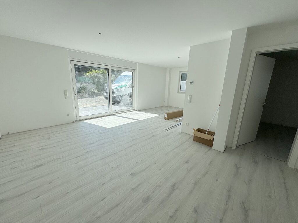 Wohnzimmer-offene Küche-Terrasse