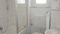 Tageslicht-Bad mit Wanne (leer)