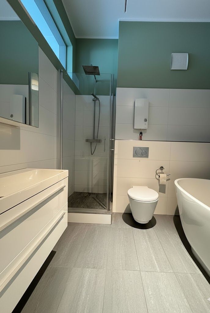 Bad mit Dusche und Wanne