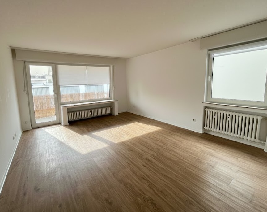 Wohnzimmer mit Balkon