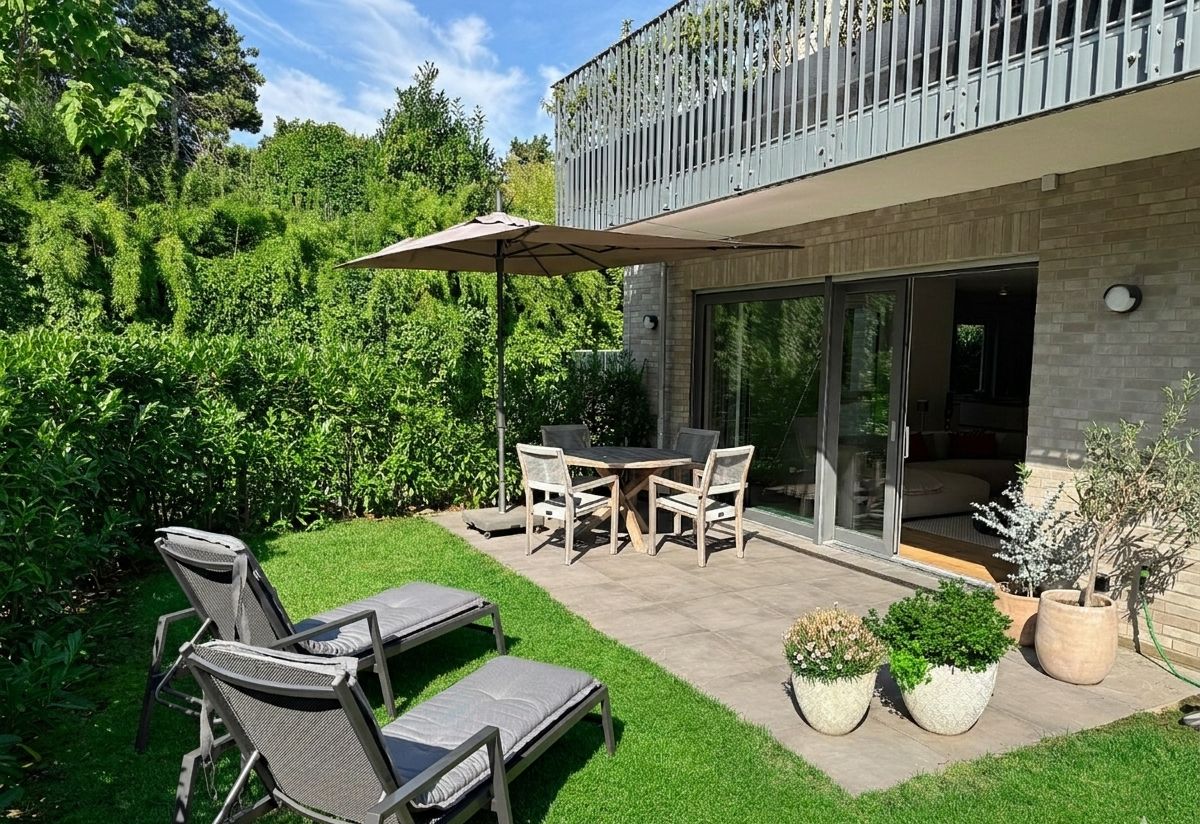Süd-Terrasse mit Garten