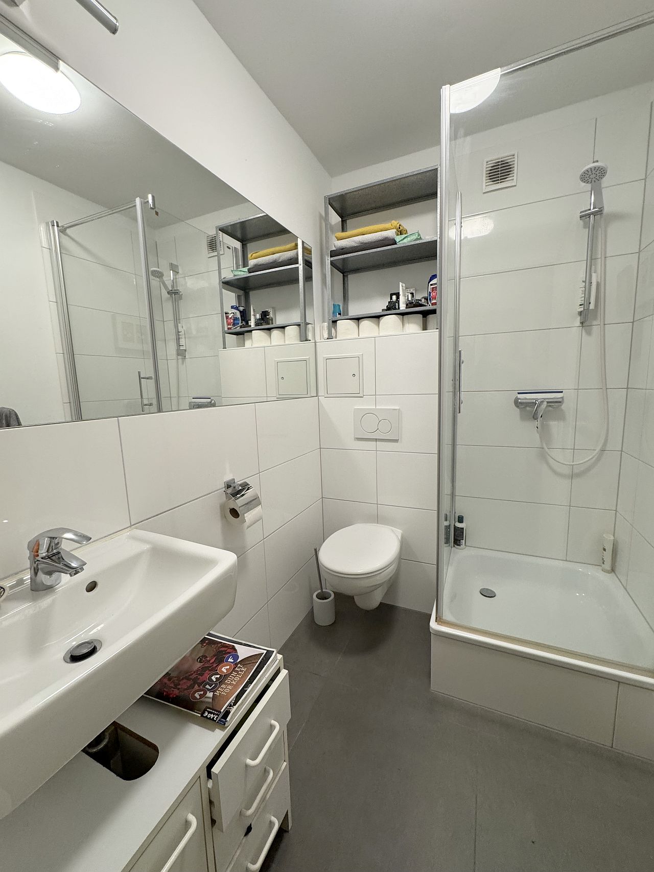 Modernes Bad mit Dusche