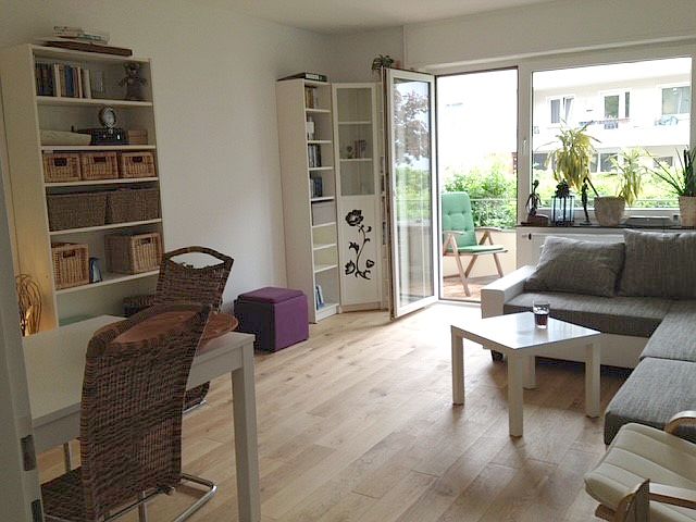 Wohnzimmer mit Balkon