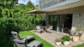 Süd-Terrasse mit Garten