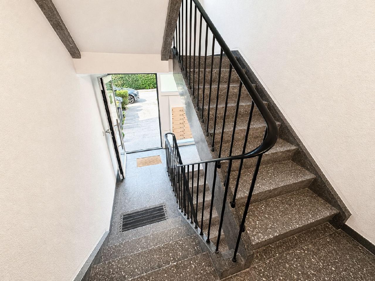 Hauseingang-Treppenhaus