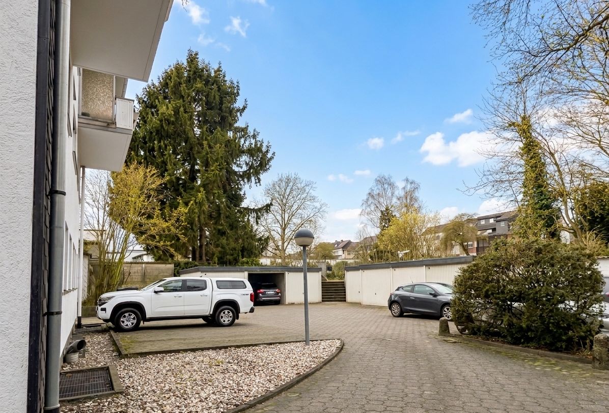 Hof - Garagen und Stellplätze